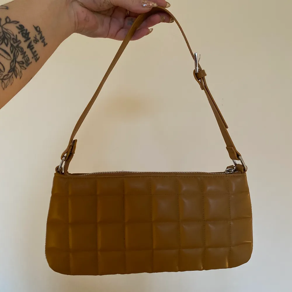 Helt oanvänd handväska från monki i fuskläder brun/beige perfekt skick. . Accessoarer.