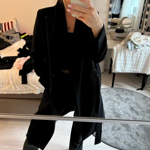 Svart kappa - Svart lång kappa med snygg knäppning