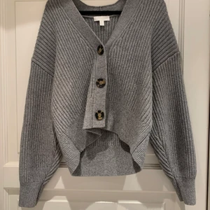 Cardigan - Super mysig cardigan som inte kommer till användning längre, är sällan använd också, i fint skick