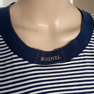 BUSNEL t shirt - Strl M. Perfekt skick förutom en defekt i nacken. Såå bra kvalite, har haft denna länge. PRIS INKL VANLIG FRAKT