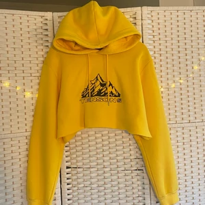 Tenson cropped hoodie - Helt oanvänd croppad hoodie från Tenson, köpt på junkyard. Mjukt tjockt tyg. Storlek L.