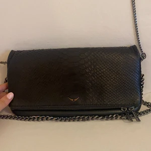 Zadig rock savage bag stor - Säljer min Zadig väska som är i bra skick och passar till allt, rymmer mer än vad man tror! Dustbag, två kedjor i olika längder medföljer. Skickar gärna mer bilder om det önskas💓 Väskan kostar 3,800kr i orginalpris!