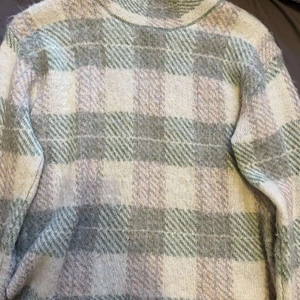 Rutig tröja st S - Säljer denna super fina tröja i st S från Lindex som jag köpte för 2 år sedan som är använd kanske 5 gånger, passar mig som har st M🤍 nypris 299kr så säljer för 100kr+ 66kr frakt🤍