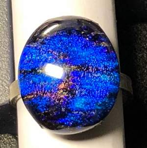 Justerbar ring i sterling silver och marinblått glas med violetta stråk, 1,7 x 1,5 cm.