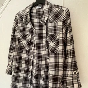 Rutig skjorta  - Rutig skjorta som ej är använd på länge. Uppvikbara ärmar.