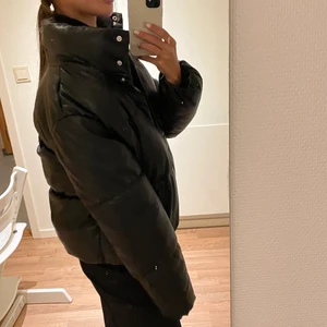 Puffer jacka  - Supersnygg puffer jacket i skinnimitation från Vero Moda. Köptes förra året och användes endast någon enstaka gång. 350 kr + frakt, om man inte kan mötas upp i Sundsvall ❤️‍🔥 pris kan diskuteras vid snabb affär!