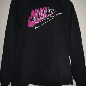 Nike hoodie - En sportig Nike hoodie med Nike tryck på framsidan, baksidan & ena armen. Ny skick! 