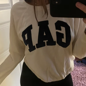 Tunnare collagetröja - Tunnare collagetröja från GAP köpt i london. Går inte riktigt att se på bilen men bokstäverna är i marinblå och självaste tröjan är mer åt det krämvita hållet än helt kritvit. Skriv vid frågor! Köpare står för frakt 