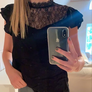 Svart topp - Säljer en svart topp med lite spets detaljer då den inte kommer till användning längre. Köpare står för frakt.💖