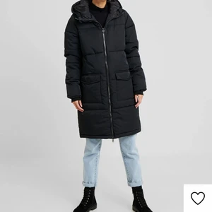 Object petite jacka xs - Vinterjacka från märket Object petite. Ord pris 999kr. Inköpt vintern 2021 men sparsamt använd. Säljer nu vidare pga har för många jackor. Kan mötas upp i Farstaområdet annars står köparen för frakt. Passar perfekt på dig som är under 160. Jag är 155 och den sitter jättebra! Pris kan diskuteras vid snabb affär. 
