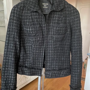 Jacka, Top Shop, Kate Moss - Kort jacka från Top Shop, Kate Moss. Svart, vit, grå med lite silverglitter i trådarna. Lite använd. Strl 10.