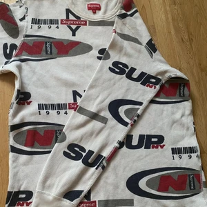 Supreme Crewneck storlek Medium  - Fräsch, mindre använd Supreme tröja. 