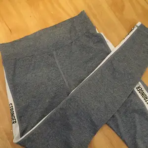 1:fram,2:bak. Supersnygga grå/blåa tränings tights från märket Stronger. De är knappt använda och i väldigt bra kvalitet. Köpta för 699:- för ett tag sedan, och har inte haft användning för dem. Frakt tillkommer och jag tar emot swish:) kolla in min profil för att hitta fler billiga kläder mm!