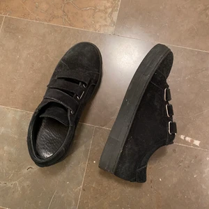 J.Lindeberg sneakers - Säljer mina gamla j lindeberg sneakers i strl 37. Knappt använda då de var för små för mig. Köpte dem för ca 1 år sedan, nypris 1500. Äkta mocka, köparen står för frakten
