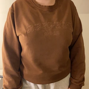 Brun Sweatshirt från Madlady - Brun Sweatshirt från Madladys kollektion med Ida Carlsson. Storlek M. Säljer för att den inte kommer till användning och jag tycker inte färgen passar mig. Betalning sker via swish och frakt tillkommer. 