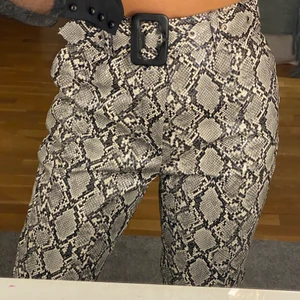 Byxor - Byxor från Linn Ahlborgs kollektion tillsammans med NA-KD, knappt använda!