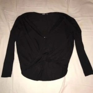 Svart omfångs tröja - Svart tunnare tröja med "omfångs urringning" 