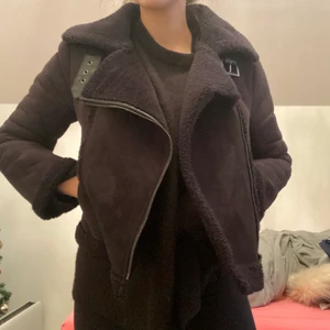 Even&odd - Säljer denna fina mockaskinjacka, dessa jackor har varit inne ett långt tag och kommer vara det ett lågt tag till. Passa därför på att köpa denna och rocka din stil 2022🎉💕 angiven fraktkostnad är ej riktigt, kontakta vid intresse 