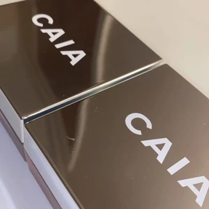 Caia BB-stick & powder  - Säljer mina två BB-stick i färgerna 10C och 40C där den ena av dem är använd vid ett tillfälle. Säljer dessutom två puder, Honey Glow och translucent powder, där även en av dem är använda vid samma tillfälle.  Är du intresserad av endast en produkt kan du höra av dig till 0734330553 och även om du är intresserade av fler av produkterna.  Gällande pris kan det absolut diskuteras!