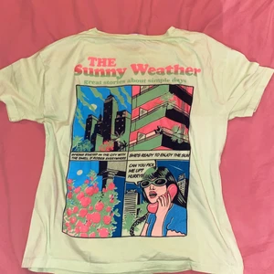 T-shirt zara - Säljer min tuffa neongröna t-shirt från zara. (Svårt att fånga neongröna färgen på bild) Använd fåtal gånger men varit en favorit pga det coola trycket! Skriv för mer bilder eller info, frakt tillkommer!🐻