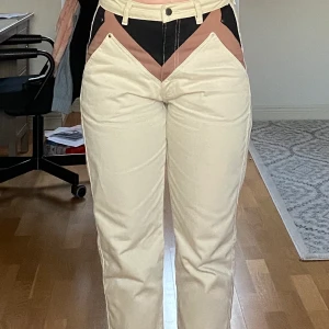 Byxor  - Säljer dessa super coola byxor! Använda endast ett fåtal gånger in princip i nyskick.  Hör av er vid intresse eller frågor! 🤎 (köparen står för frakt) 