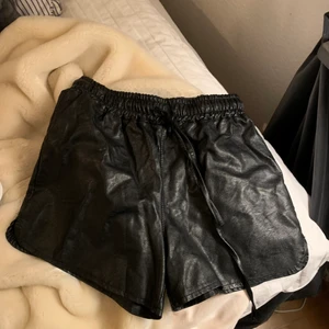 ”Skinn shorts” - Ett par fina shorts i skinnimitation som jag köpt i Italien, står ingen storlek i men uppskattas som 34/XS. Hör av er vid frågor❤️
