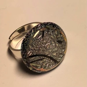 Justerbar ring i sterlingsilver och glas - Justerbar ring (0,5 cm bred) i sterlingsilver och silverfärgat glas med stråk av rosa och svart, ca 2 x 2 cm.