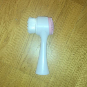 Ansiksborste - En ansiksborste med en mjuk sida och en hård sida. Köpt för 100kr