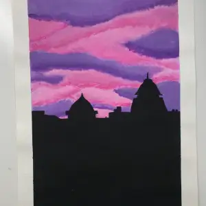 Min målning som visar rosa lila himlen med molnen med byggnader framemot 