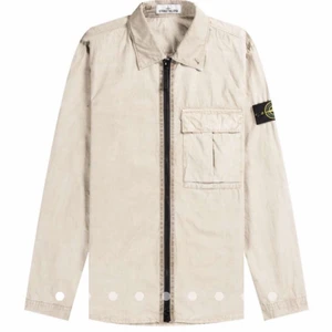 Stone island overshirt - Säljer denna stone island overshirt i mycket fint skick och använd fåtal gånger. Finns kod ifall man vill se att den är äkta. Köpt på Nk i Stockholm för 2949kr. skriv för mer info💗 (säljer åt en vän)