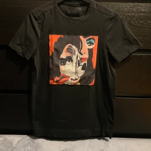 Limitato T-shirt - Limitato T-shirt Fauves. -Skick: 9/10 | -Storlek: XS | -Tillbehör: Ja, box | -Nypris 1500kr