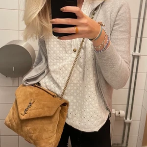 Ysl loulou bag - Intressekoll (!!!) på min YSL loulou bag i kamelfärgad mocka. Den är mellanstorlek och rymmer en hel del, köpt för 19 000 kr i Paris i Juli. Kvitto och box kvar, dock har jag dessvärre tappat bort tillhörande dustbag. Skriv för fler frågor! 