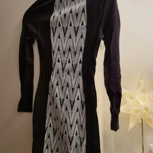 Divided tight klänning  - Stl 32 , använd fåtal gånger, mycket bra skick, lite stretchigt tyg , tight passform :)