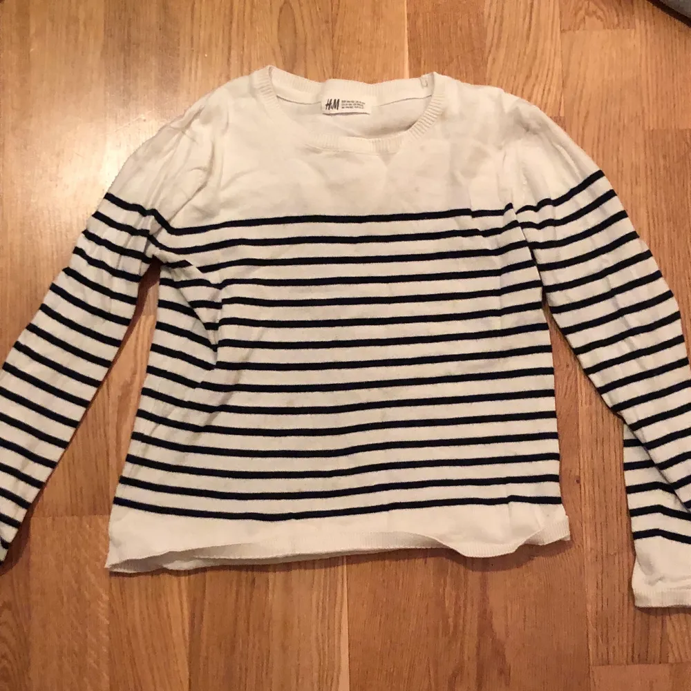 För dig som gillar StockholmStil här har du ett fynd🦨 Simpel randig tröja som man måste ha i sin garderob som funkar med allt<3. Skjortor.