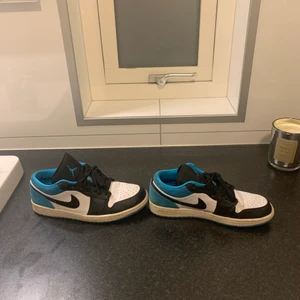 Nike Jordan 1 ’Laser Blue’ - Säljer mina Jordan 1 Laser Blue i storlek 42,5. Använda hyfsat mycket men håller fortfarande bra skick. Säljer pga använder andra skor. Priset går att diskutera 