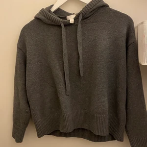 Stickad hoodie  - Stickad grå hoodie, jätte mjuk och skön!! Ifrån hm och använd ca 5-8 gånger. Köpare står för frakt! 🌟 skriv vid frågor eller för fler bilder.