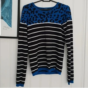 Randig tröja  - Så fin randig tröja från Guess, nypris 799 och nyskick!💫 stl xs men passar även S. Mycket fin kvalite!💖65 kr💖 3 FÖR 2 PÅ MIN SIDA! 