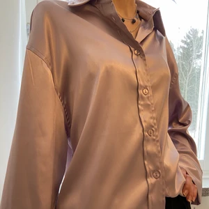 Silkesskjorta - En glansig skjorta från Gina med vidare ärmar. Endast testad och funkar till det mesta. 