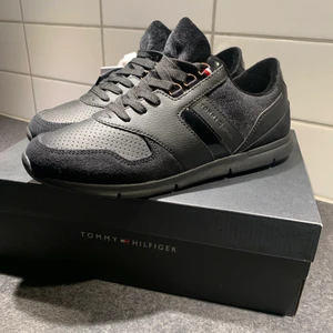 Tommy Hilfiger skor strl 39 - Säljer ett par Tommy Hilfiger skor, helt nya endast provade. Strl 39, pris kan diskuteras vid snabbaffär.