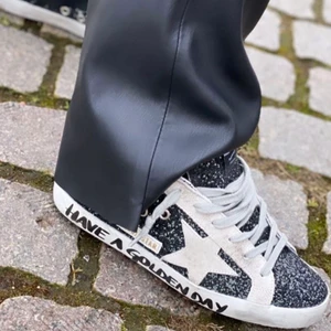 Golden goose skor  - Detta är ENDAST ett intressekoll för att se vad folk är villiga att ge. Funderar på att sälja mina favorit skor någonsin beroende på vad jag kan få för dom. Köpte de för 4500 på raglady för ett år sen. Går inte att få tag på längre. St 40 men passar definitivt 39. Tog 40 för de va sista paret. De är limited edition så finns inte längte. Har kvar låda, box och allt. 