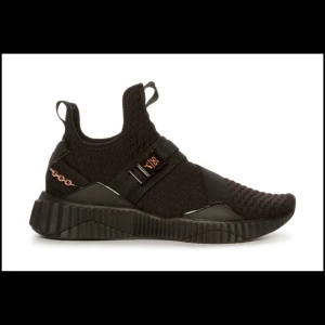 Puma x selens Gomez skor  - Snygga unika puma skor, sparsamt använda. Storlek 38 pm för egen tagna bilder 