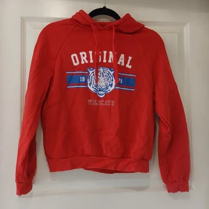 Lite kortare hoodie  - Lite croppad röd hoodie med tryck, näst intill aldrig använd