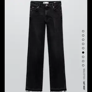 Säljer dessa supersnygga Zara jeans som är slutsålda på Zara. Jeansen är i storlek 38 och är aldrig använda med prislappen kvar. De är medelhöga i midjan och är långa. Säljer de för 300kr+frakt. Köparen står för frakten!❤️