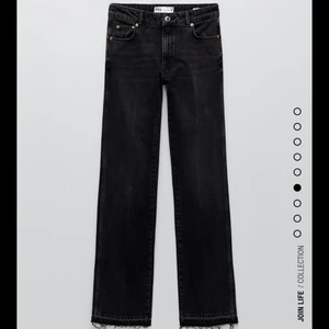 Zara Jeans  - Säljer dessa supersnygga Zara jeans som är slutsålda på Zara. Jeansen är i storlek 38 och är aldrig använda med prislappen kvar. De är medelhöga i midjan och är långa. Säljer de för 300kr+frakt. Köparen står för frakten!❤️