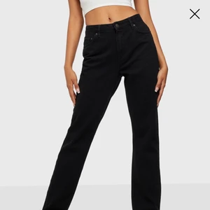 Low waist fit denim  - Säljer dessa urpopulära slutsålda jeansen från Nelly❤️. Då det är tyvärr alldeles för stora för mig.😢. Använt dem en gång, skit snygga och perfekt låg midja och fin passform. Bara att på mig var det förstora i rumpan. Så om du är större än mig och brukar ha storlek 36 så kommer dessa passa utmärkt. Jag gråter att dem inte passar mig😩, då det var helt magiska och fantast vackra jeans!! Jag är 172 och de är bra i längden🤩🤩 Ordinare pris: 500kr