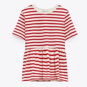 Zara randig volang tshirt - Nu säljer jag min randiga volang tshirt från zara i nyskick pågrund av att den inte kommit till användning!! Ord pris 200kr säljer för 80kr