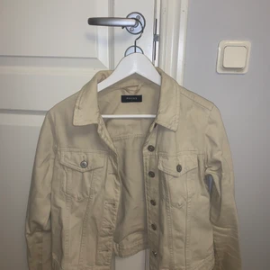 Beige jeansjacka  - Jättefin beige jeansjacka som passar perfekt snart när det börjar bli varmare och under sommaren!!☀️🌈🔥🌼 är i skorlek S men är lite tight om armarna på mig som brukar ha S så XS är nog perfekt!
