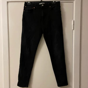 Svarta jeans - Svarta jeans från zara. Knappt använda. Stretchiga i materialet så passar även mindre storlek. Storlek 44. Frakt tillkommer