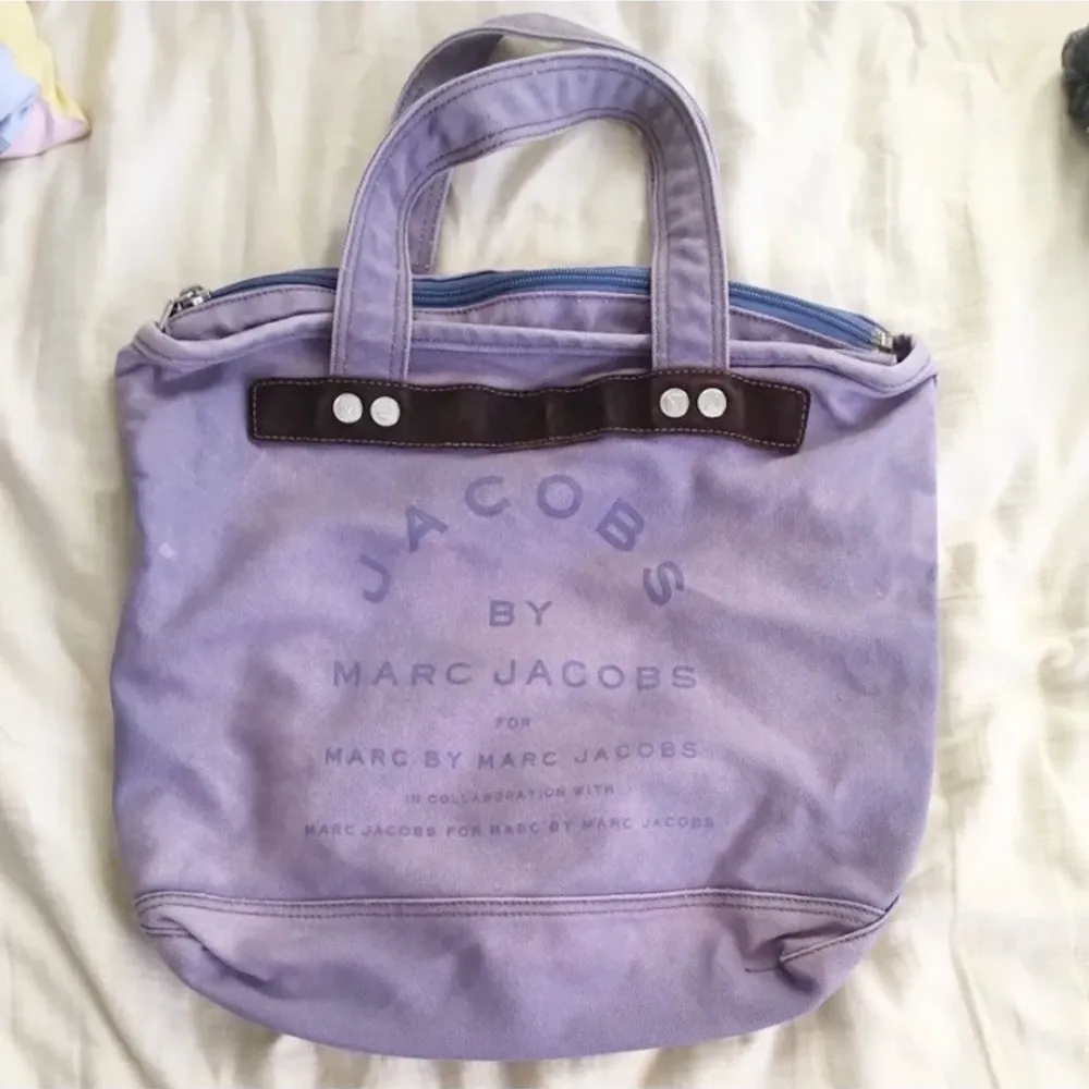 En vintage aktig Marc Jacobs väska av tyg. Använd men i bra skick. Skriv privat för fler bilder. Frakt ingår ej . Väskor.