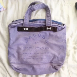 Lila Marc Jacobs väska - En vintage aktig Marc Jacobs väska av tyg. Använd men i bra skick. Skriv privat för fler bilder. Frakt ingår ej 